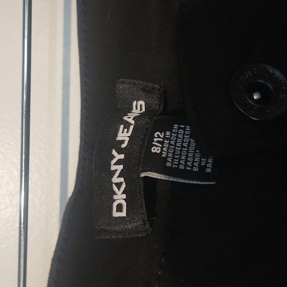 DKNY BLACK STRTCH SHORTS. NWT - Picture 2 of 4